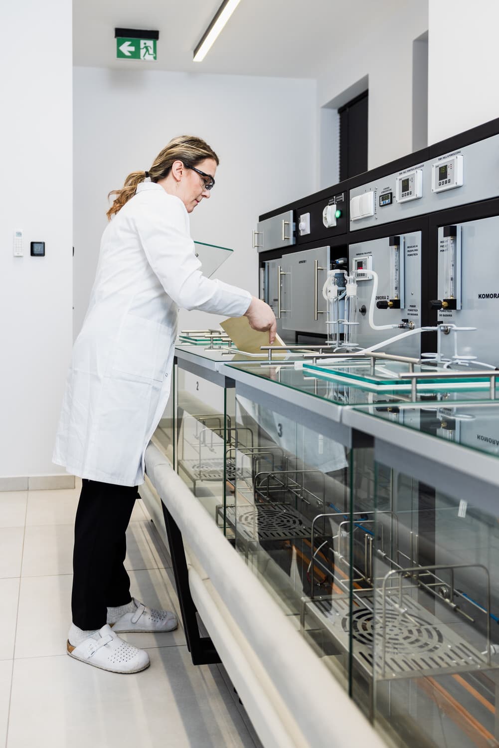 Sample preparation in formaldehyde emission chambers
