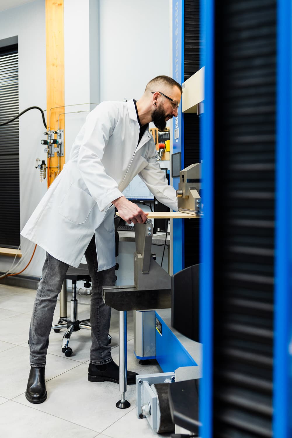 Specimen strength testing on a LabTest machine