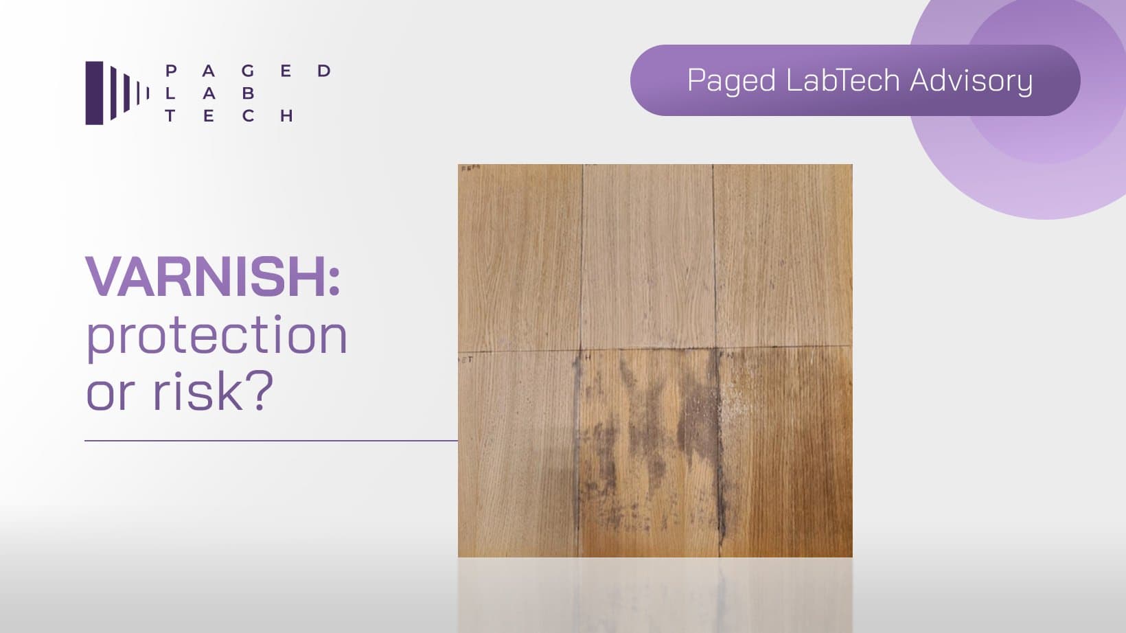 Visuel Paged LabTech Advisory « VARNISH: protection or risk? » avec un échantillon de placage de chêne verni présentant des taches sombres
