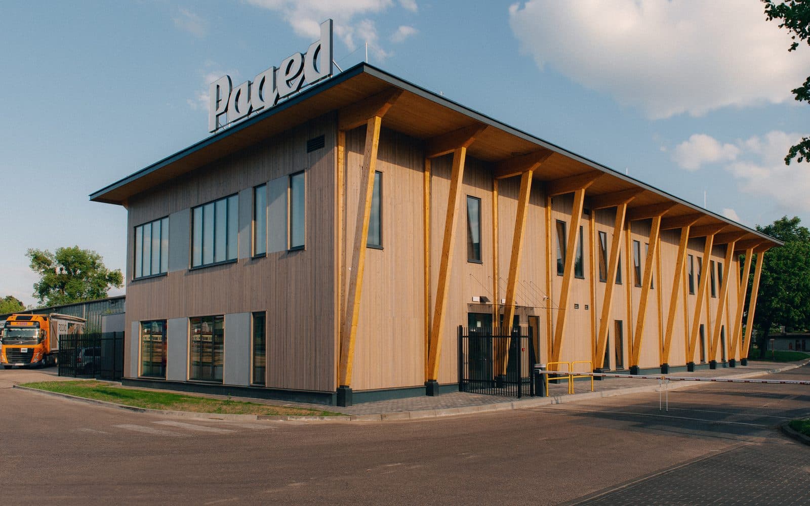 Der Hauptsitz von Paged LabTech - ein Holzgebäude, in dem das Forschungs-, Entwicklungs- und Innovationszentrum von PAGED für Holzwerkstoffe untergebracht ist.